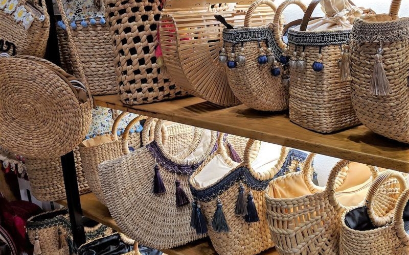 Cestini di vimini intrecciati a mano