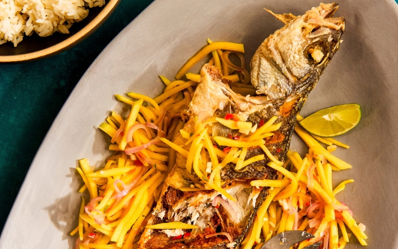 Pesce brasato con mango verde
