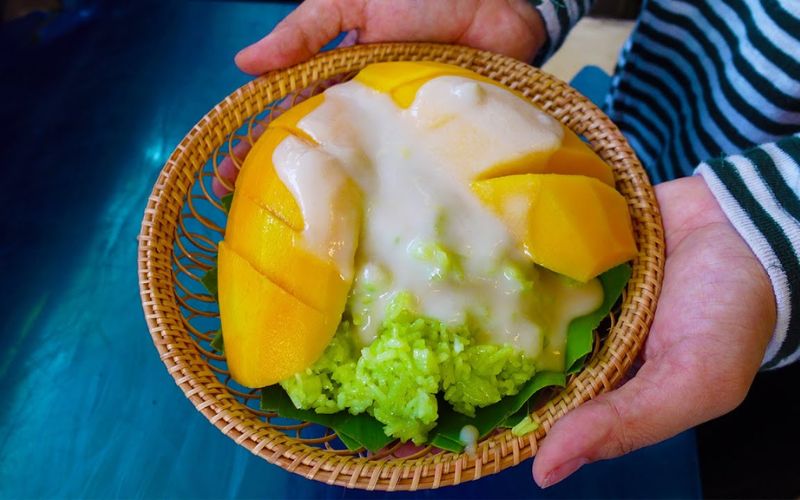 Frutta fresca e mango con riso glutinoso