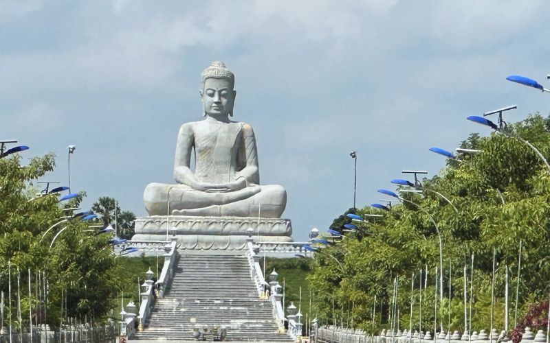 La statua Vipassana Dhura