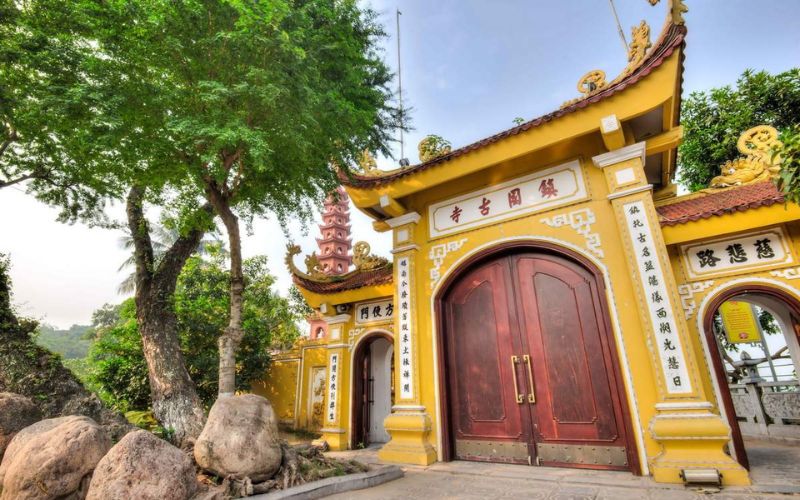 Tetti curvi e draghi dorati