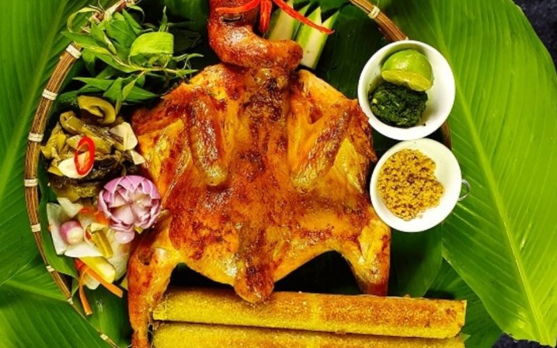Pollo di campagna marinato alle foglie di m&oacute;c mật