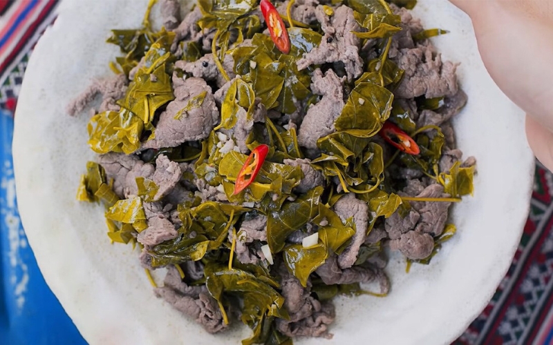 Bufalo con foglie di Lom