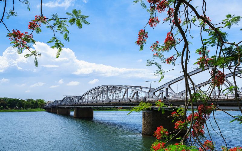 Il ponte Trang Tien