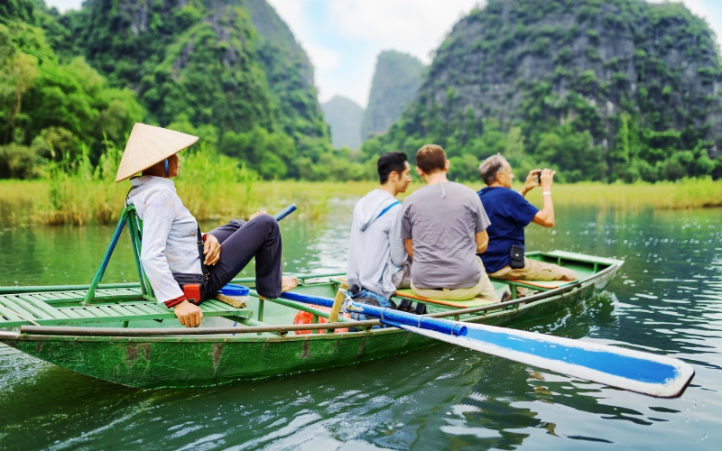 La barca attraverso le grotte di Tam Coc