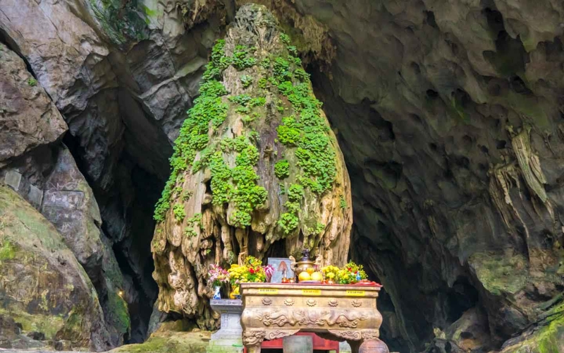 Grotta Huong Tich