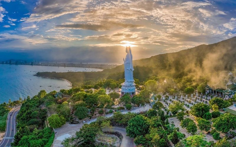 L&rsquo;alba nella Pagoda di Linh Ung