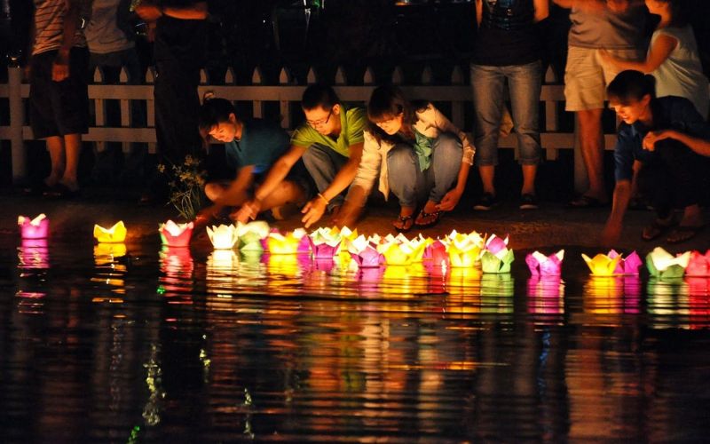Lanciare fiori luminosi sul fiume Hoai