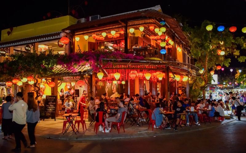 Passeggiare nel centro storico illuminato dalle lanterne