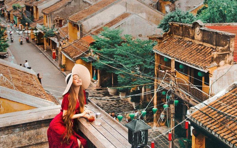 Sedersi in un caff&egrave; con vista sulla citt&agrave; antica