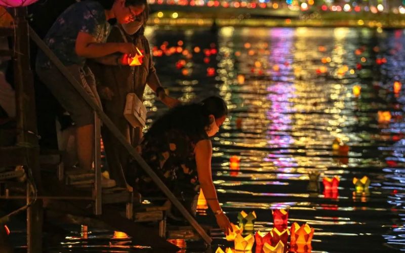 Lanterne galleggianti sul fiume Huong
