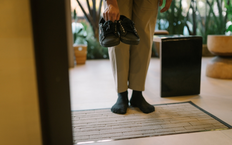 Non entrare in casa senza togliere le scarpe