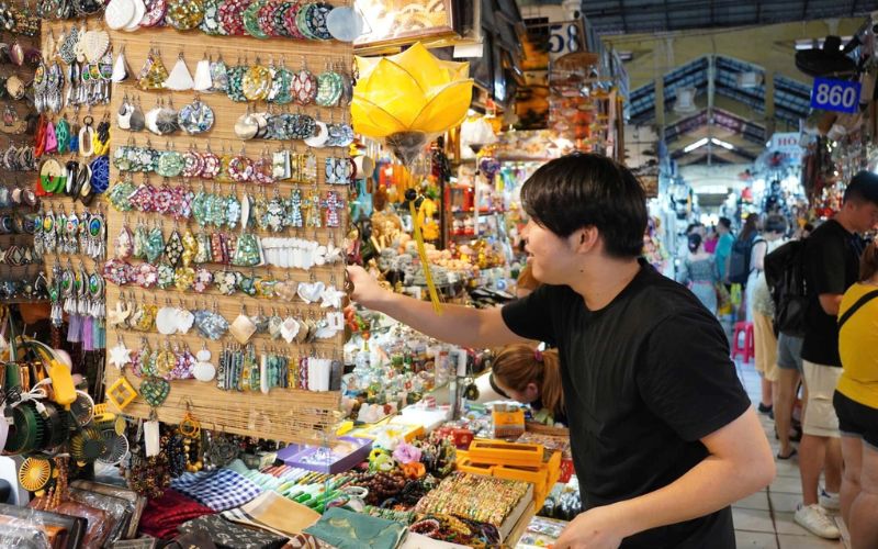 L'arte del mercanteggiare nei mercati del Vietnam