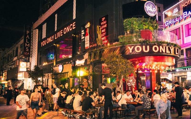 Chill Skybar e Yolo Pub