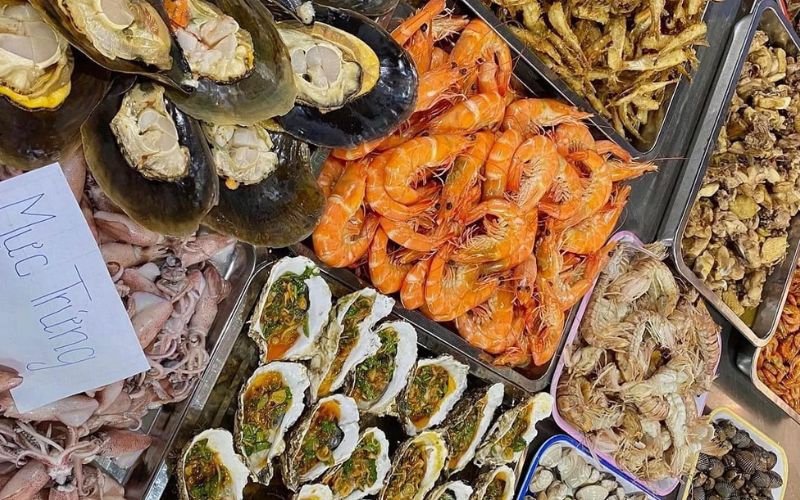 Cena di frutti di mare al porto di Ben Beo