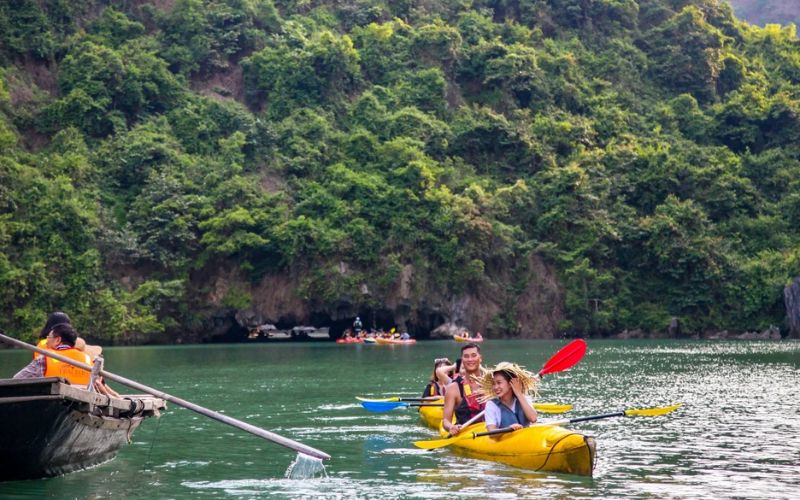 Kayak e snorkeling nella baia di Lan Ha