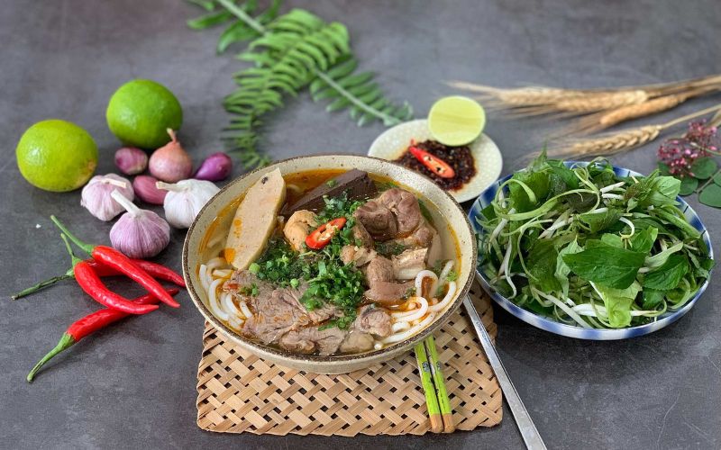 Come servire la Bun Bo Hue ricetta a tavola