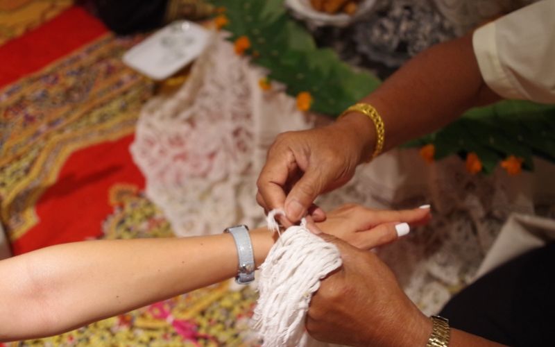 Il simbolismo del filo bianco