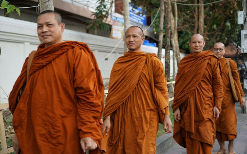 Comportamento con i monaci e nei templi