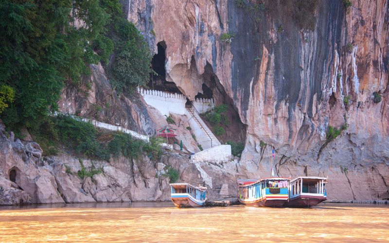 Imbarcarsi su un longboat a motore