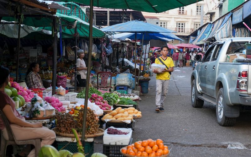 Il mercato mattutino di Paks&eacute;