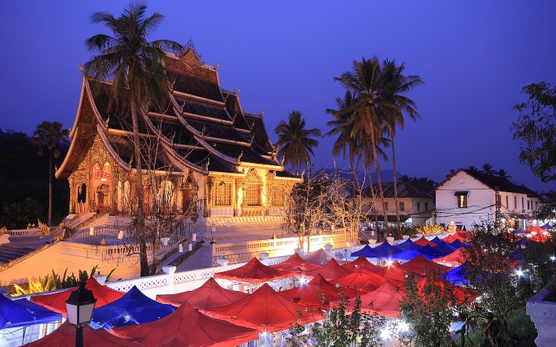 I banchi del mercato notturno di Luang Prabang