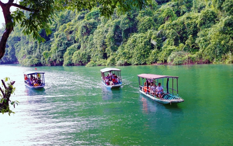 Promenade en sampan sur lac de Ba Be