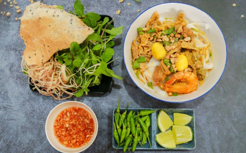 Mi Quang aux crevettes et au porc