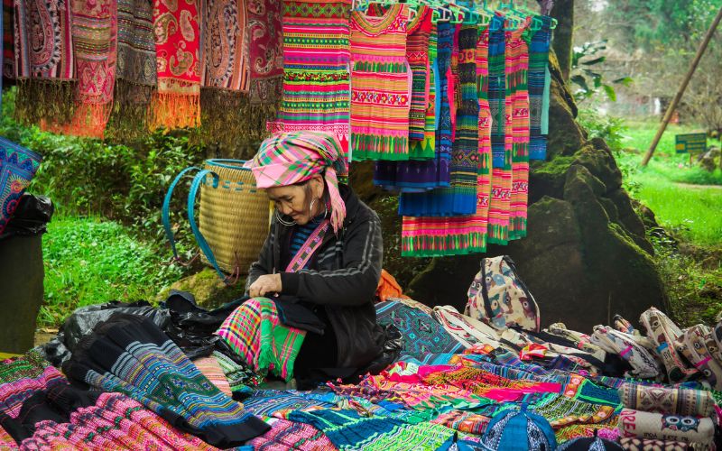 Tissage Hmong à Sapa : à la rencontre des tisserandes Hmong noirs