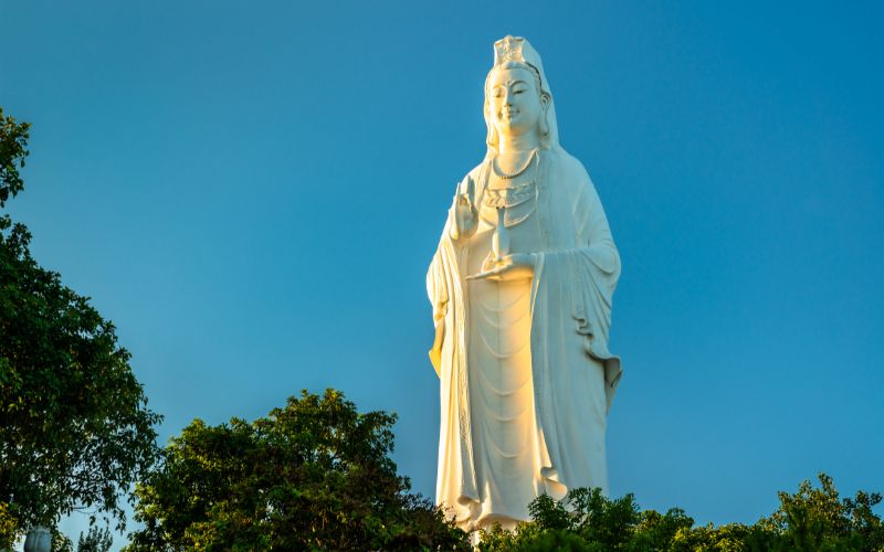 La statue de la Dame Bouddha