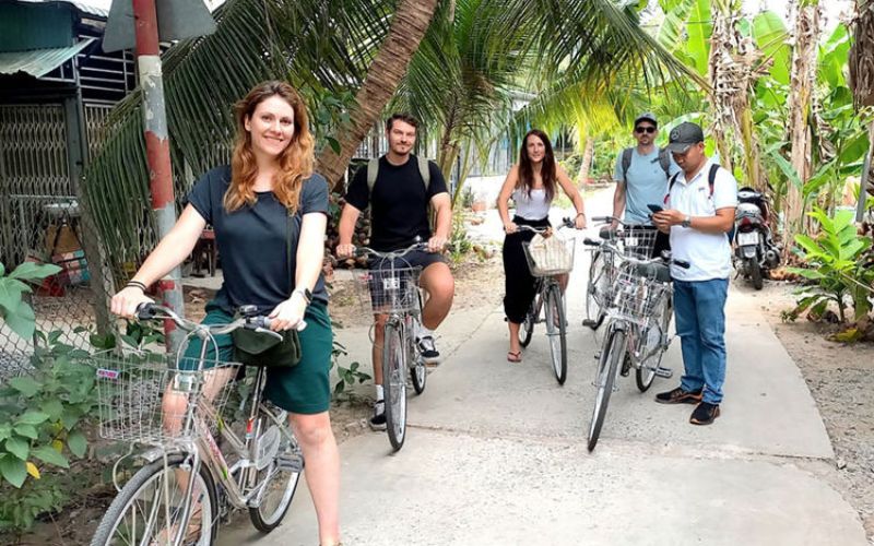 Faire &agrave; v&eacute;lo &agrave; travers les villages 
