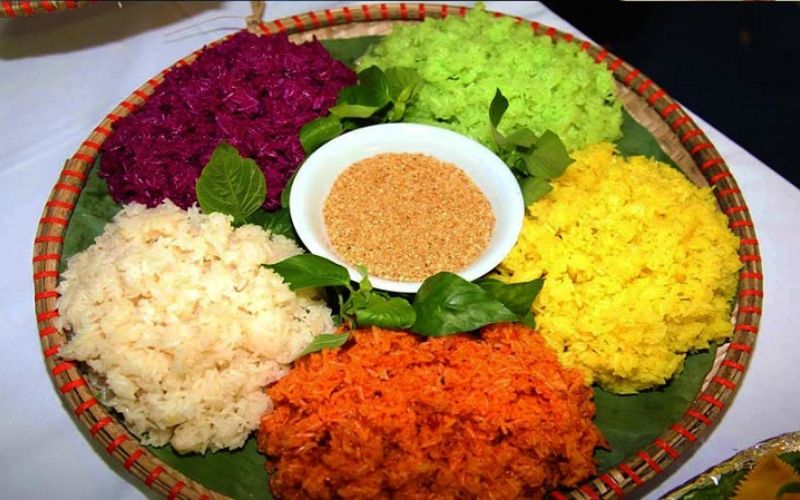 Le riz gluant aux cinq couleurs