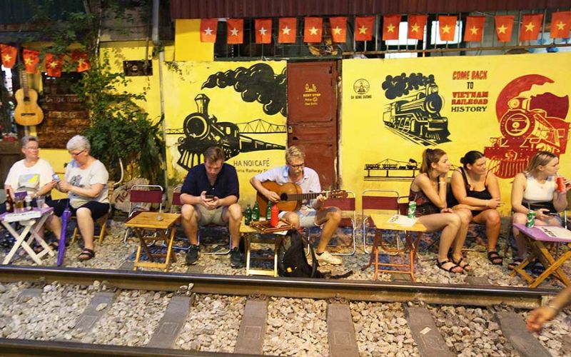 Prendre un caf&eacute; pr&egrave;s des rails