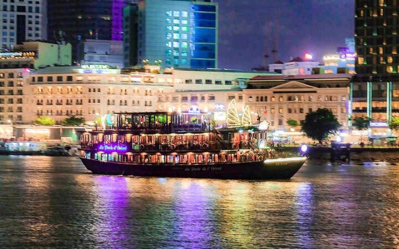 Ho Chi Minh-ville la nuit 