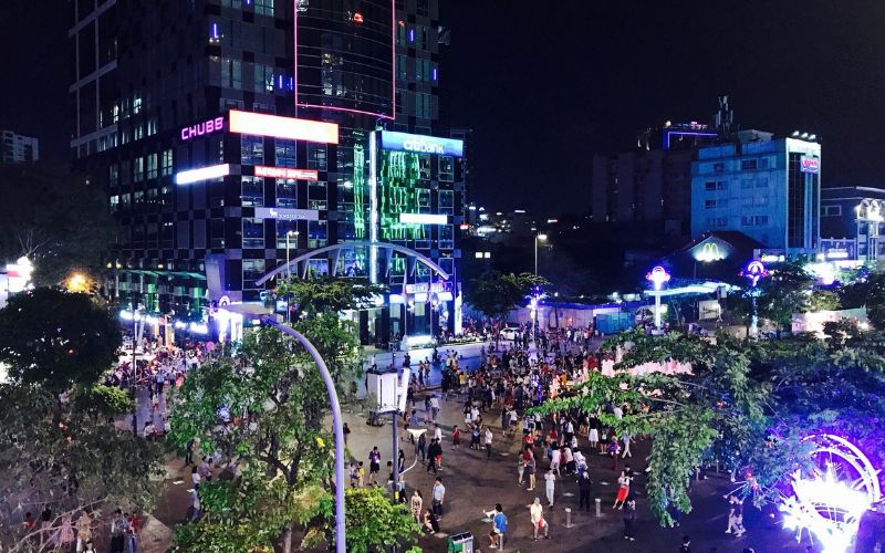nguyen hue walking street