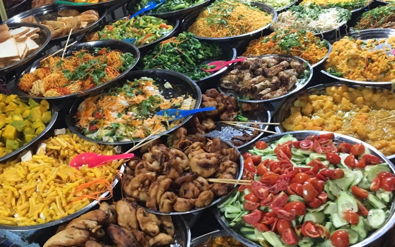 Manger &agrave; Luang Prabang