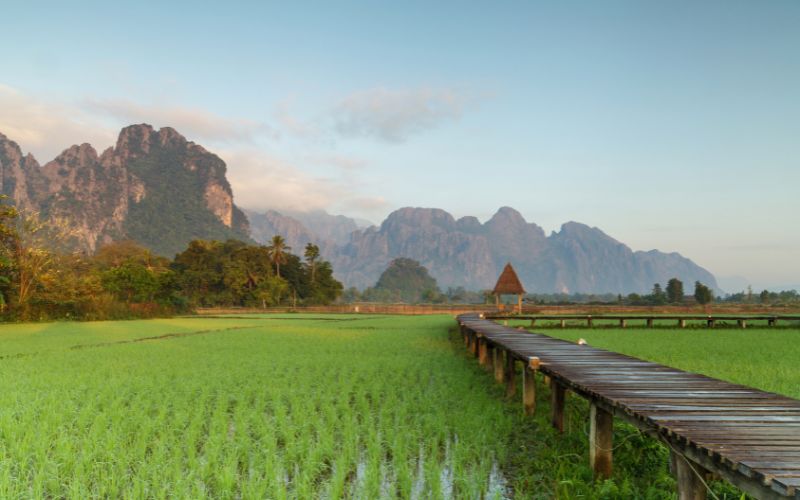 Vang Vieng &agrave; v&eacute;lo au c&oelig;ur de paysages paisibles