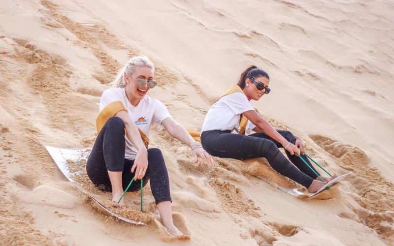 Sandboarding sur les dunes rouges de Mui Ne