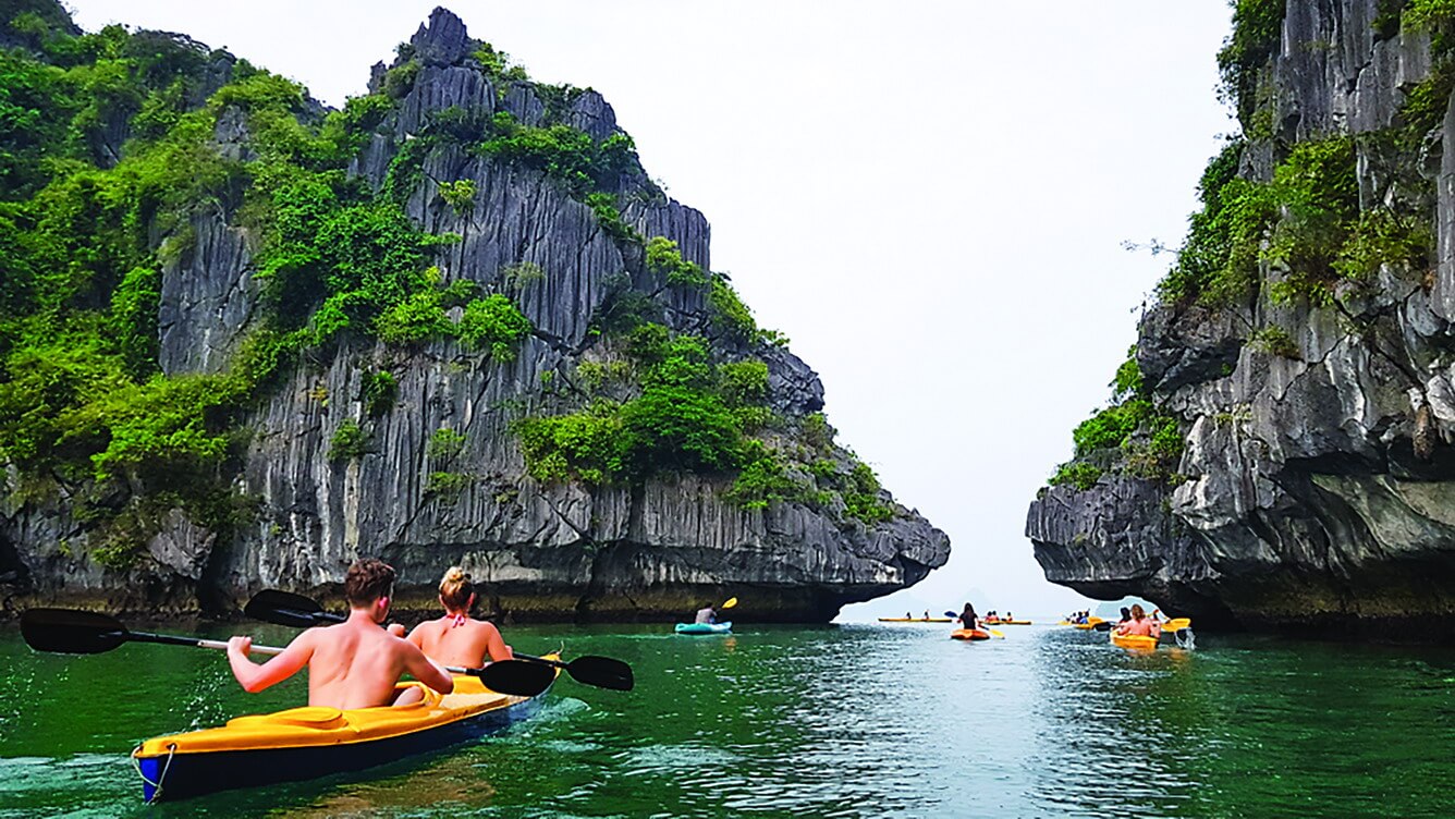 Faire du kayak dans la baie de Lan Ha