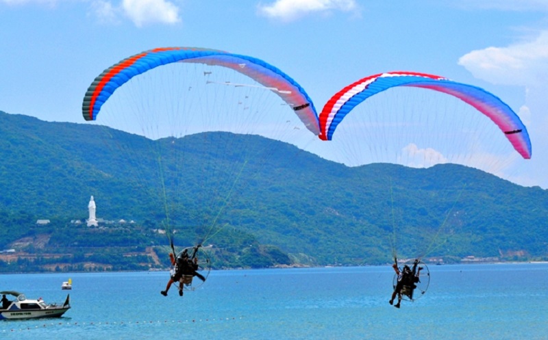 Parachute ascensionnel à la plage de My Khe