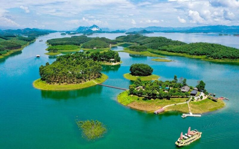Visite du lac Thac Ba : une halte idéale entre montagnes et eau calme