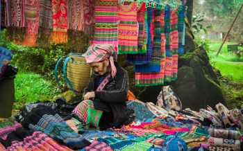 Tissage Hmong à Sapa : à la rencontre des tisserandes Hmong noirs